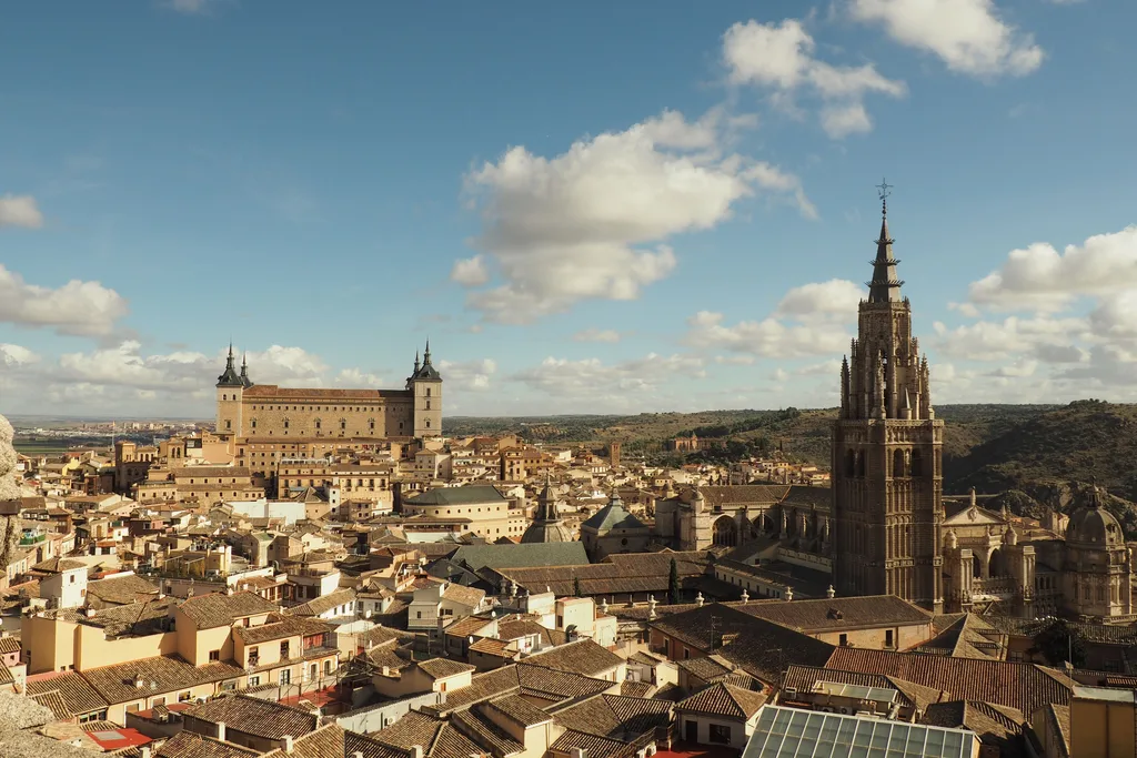Tejados de Toledo con el Alcázar y la torre de la catedral, vistos desde las torres de la iglesia de los Jesuitas
