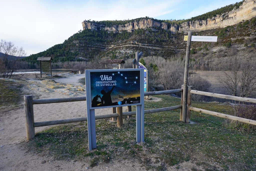 Panel del observatorio de estrellas de Uña, mirador astronómico del Parque Astronómico de la Serranía de Cuenca, con los cortados al fondo
