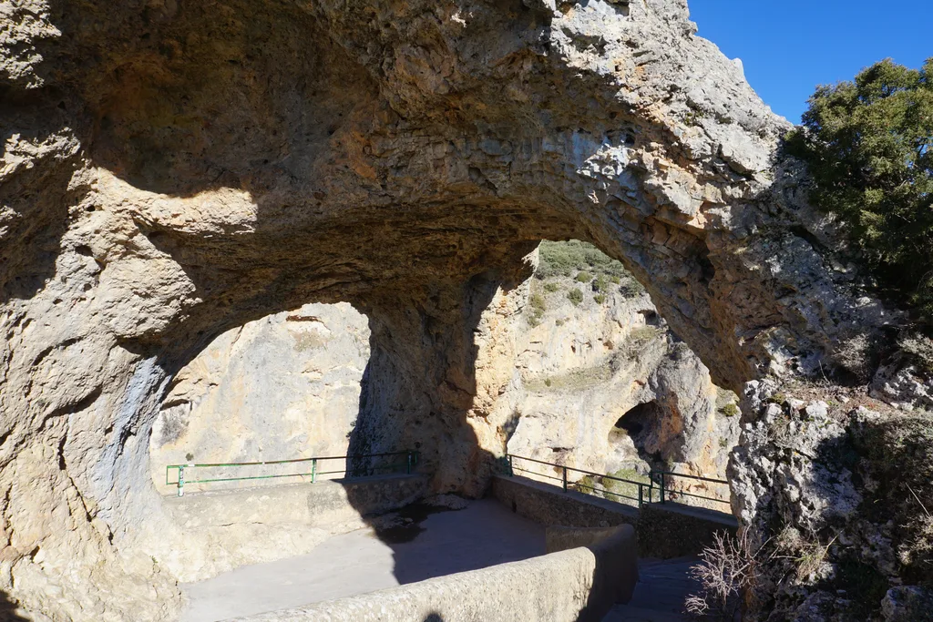 Bóveda de roca del Ventano del Diablo con sus aberturas al vacío y la barandilla del mirador