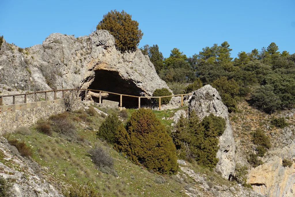 La cueva del Ventano del Diablo vista desde fuera, con la pasarela de madera que lleva hasta ella
