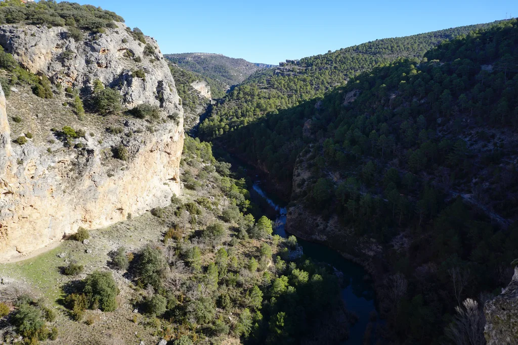 La hoz del Júcar vista desde el Ventano del Diablo, con el río entre paredes de roca y pinares