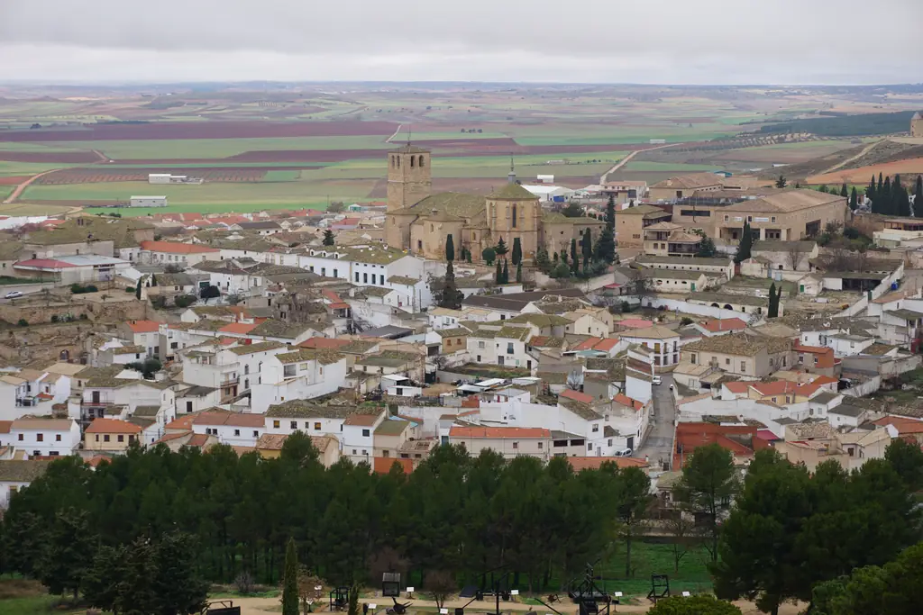 Vista de Belmonte y la Colegiata de San Bartolomé desde una torre del castillo